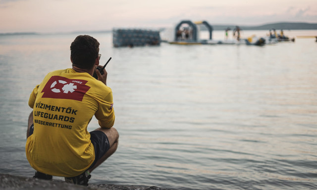 Id&eacute;n 10 ember fulladt a Balatonba