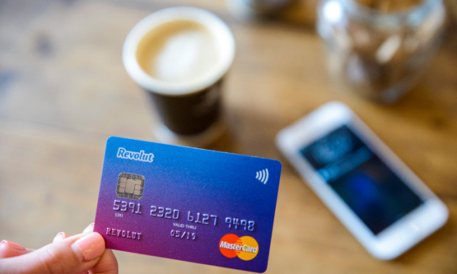 Revolut-szigor&iacute;t&aacute;s j&ouml;het - &Uacute;j ad&oacute;val szor&iacute;tan&aacute; meg a korm&aacute;ny a neobankokat