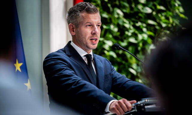Magyar P&eacute;ter: Jelentősen t&ouml;bb p&eacute;nzt sz&aacute;n a TISZA-korm&aacute;ny 2027-ben a csal&aacute;dokra