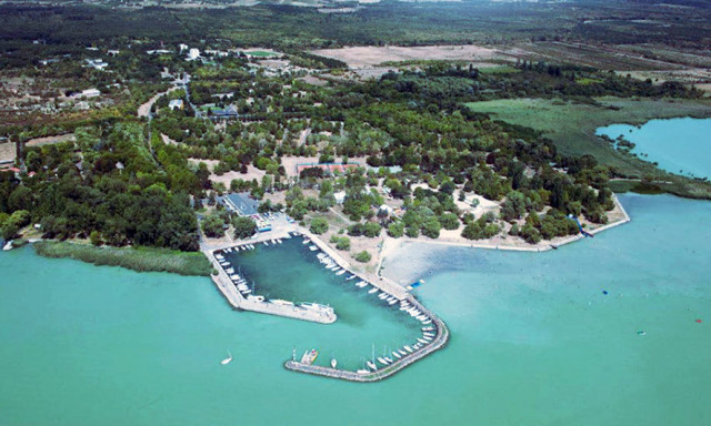 4200 n&eacute;gyzetm&eacute;teres villapark &eacute;p&uuml;l Z&aacute;nk&aacute;n