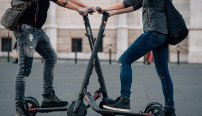 Elk&eacute;sz&uuml;lt az elektromos rollerek szab&aacute;lyoz&aacute;s&aacute;ra vonatkoz&oacute; KRESZ m&oacute;dos&iacute;t&aacute;s