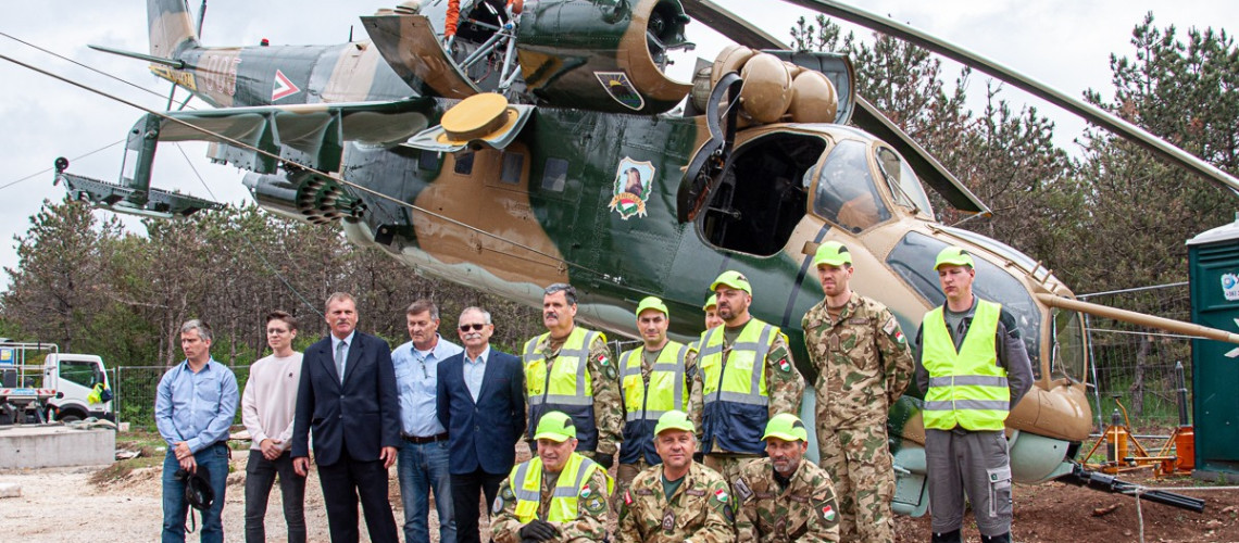 Hely&eacute;re ker&uuml;lt a Mi-24D harcihelikopter