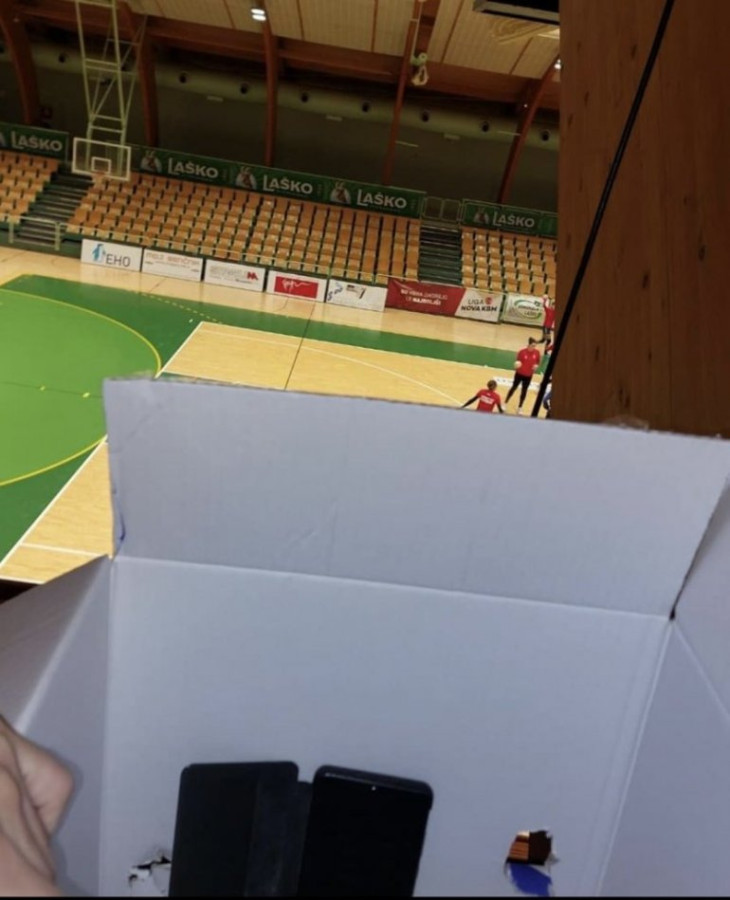 A csarnokba rejtett telefon