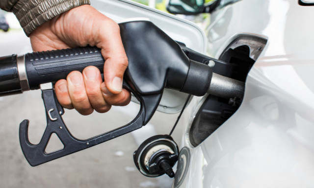 Rossz h&iacute;r az aut&oacute;soknak - M&aacute;t&oacute;l r&eacute;g nem l&aacute;tott m&eacute;rt&eacute;kben nő a tankol&aacute;s