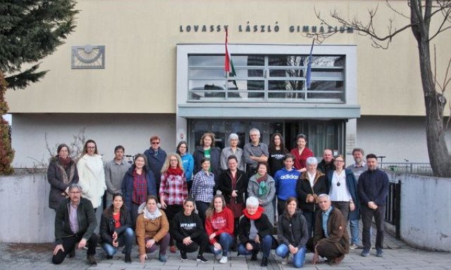 H&aacute;romsz&aacute;zn&aacute;l is t&ouml;bb pedag&oacute;gus t&uuml;ntetett ma Veszpr&eacute;mben
