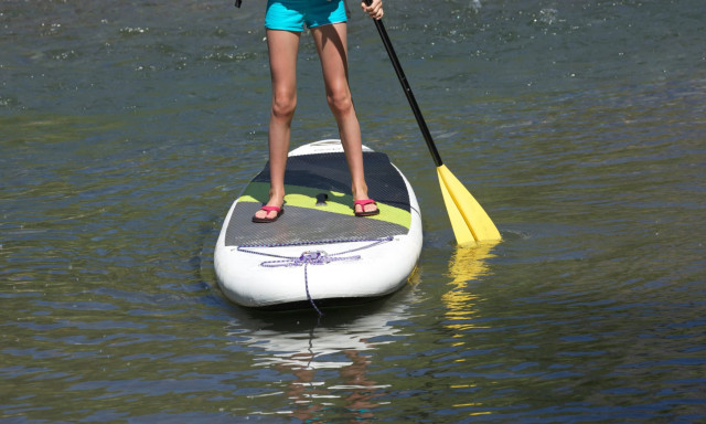 Egy 10 &eacute;ves kisl&aacute;ny sodr&oacute;dott tehetetlen&uuml;l a Balatonban, egy rendőr mentette ki