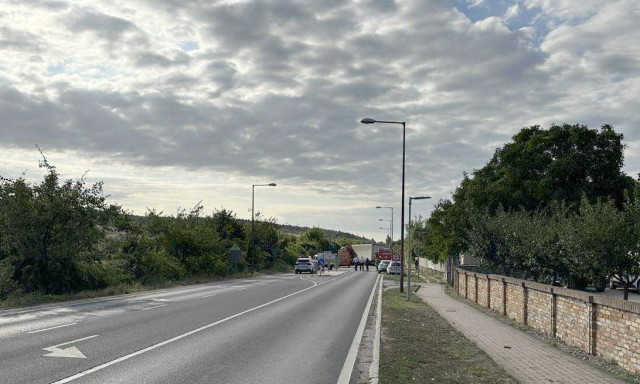 Kamion z&aacute;rja el a 72-es főutat Lit&eacute;rn&eacute;l - Teljes &uacute;tlez&aacute;r&aacute;s van &eacute;rv&eacute;nyben