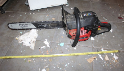 R&eacute;szeg d&uuml;hroham P&aacute;p&aacute;n - L&aacute;ncfűr&eacute;sszel t&aacute;madt a csal&aacute;dj&aacute;ra egy f&eacute;rfi P&aacute;p&aacute;n