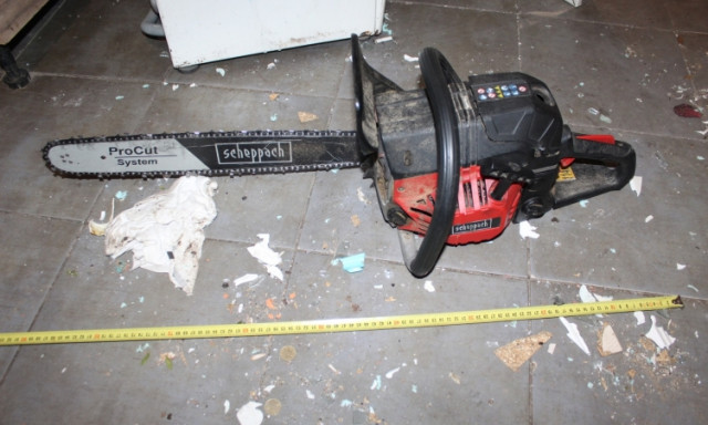 R&eacute;szeg d&uuml;hroham P&aacute;p&aacute;n - L&aacute;ncfűr&eacute;sszel t&aacute;madt a csal&aacute;dj&aacute;ra egy f&eacute;rfi P&aacute;p&aacute;n