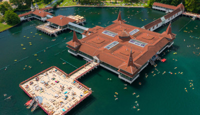 Lebontj&aacute;k a h&eacute;v&iacute;zi t&oacute;f&uuml;rdő ikonikus k&ouml;zponti f&uuml;rdőh&aacute;z&aacute;t