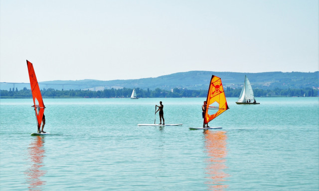 Kilencen fulladtak a Balatonba id&eacute;n ny&aacute;ron