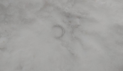 Egy mozdulat, &eacute;s eltűnt a jegygyűrű: f&eacute;mkeresővel &eacute;rkezett a megmentő a Balatont&oacute;l