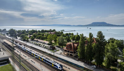 T&ouml;bb volt az utas ny&aacute;ron a balatoni vonatokon, &eacute;s kevesebb volt a k&eacute;s&eacute;s