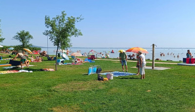 Nagyot l&eacute;pett előre az egyik legszebb balatoni strand: ezek az &uacute;jdons&aacute;gok v&aacute;rj&aacute;k a vend&eacute;geket Szigligeten