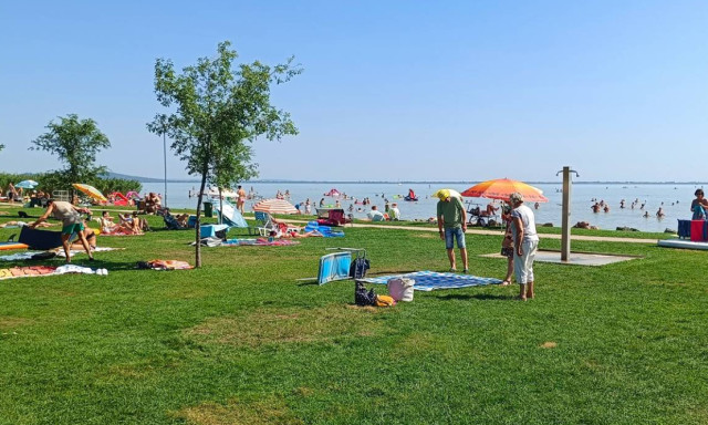 Nagyot l&eacute;pett előre az egyik legszebb balatoni strand: ezek az &uacute;jdons&aacute;gok v&aacute;rj&aacute;k a vend&eacute;geket Szigligeten