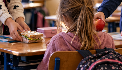 &Eacute;hezett &eacute;s fagyoskodott a 11 &eacute;ves kisl&aacute;ny a nevelősz&uuml;lőn&eacute;l &ndash; az oszt&aacute;lyt&aacute;rsai adtak neki enni