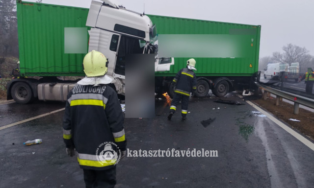 Szalagkorl&aacute;tnak sodr&oacute;dott egy kamion a 8-as fő&uacute;ton