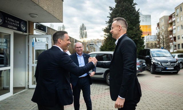 Egymilli&aacute;rd forintnyi k&ouml;zp&eacute;nzből csin&aacute;lnak futsalcsarnokot a veszpr&eacute;mi uszod&aacute;b&oacute;l