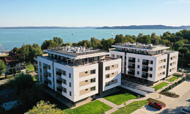 &bdquo;El&eacute;g a betonrengetegből&rdquo; &ndash; utc&aacute;ra vonultak a balatonf&uuml;rediek a lak&oacute;parkok miatt