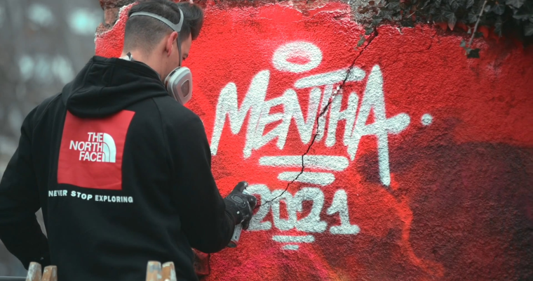 Eszeveszett graffitit ping&aacute;lt a falunkra Mentha - VIDE&Oacute;