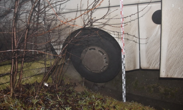 Lopott busszal tolatott &aacute;rokba egy cset&eacute;nyi f&eacute;rfi r&eacute;szegen