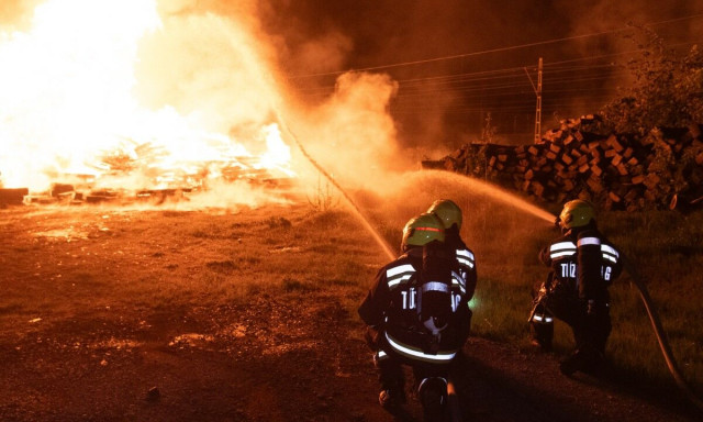 70 tűzolt&oacute; oltotta a 14 hekt&aacute;rra kiterjedt t&uuml;zet Tapolc&aacute;n