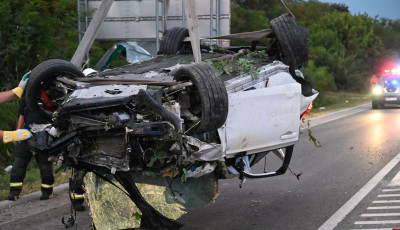 &Eacute;letvesz&eacute;lyesen megs&eacute;r&uuml;lt a 8-ason &aacute;rokba borult kocsi sofőrje