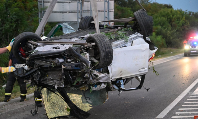 &Eacute;letvesz&eacute;lyesen megs&eacute;r&uuml;lt a 8-ason &aacute;rokba borult kocsi sofőrje