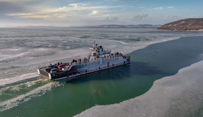 &Uacute;jraindul a balatoni kompforgalom