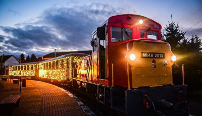 A Balatonfenyvesi kisvas&uacute;t vonal&aacute;n mesebeli f&eacute;nyvonat robog janu&aacute;rig