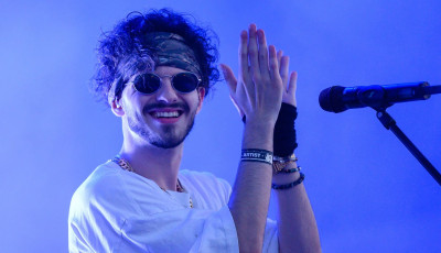 Azahriah is fell&eacute;p a v&aacute;laszt&aacute;s előtti Rendszerbont&oacute; Nagykoncerten a Hős&ouml;k ter&eacute;n