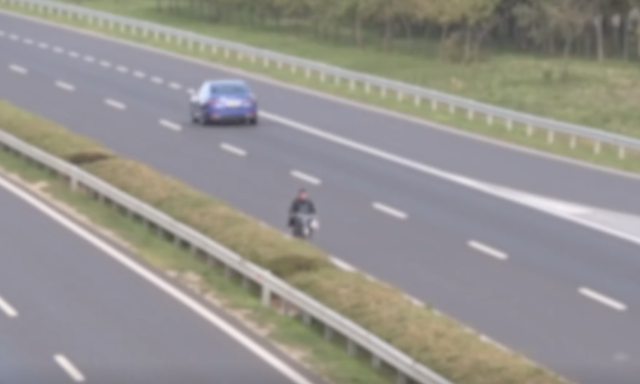 Aut&oacute;p&aacute;lya? J&oacute; lesz az bringa&uacute;tnak is - Ker&eacute;kp&aacute;rral szemben a forgalommal tekert egy f&eacute;rfi az M30-ason