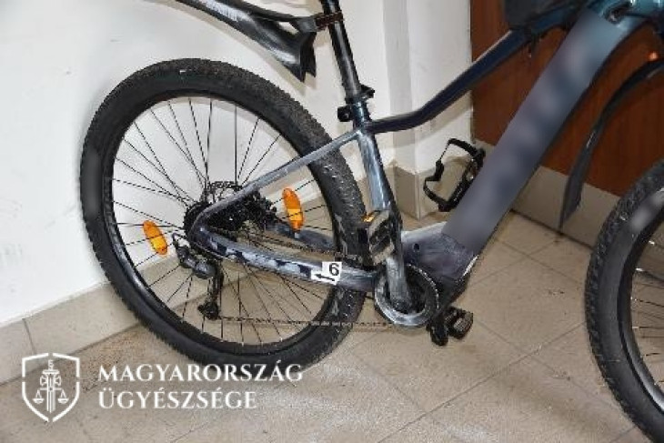 A fénykép a nyomozó hatóság által felkutatott egyik elektromos kerékpáron végzett nyomkutatásról készült