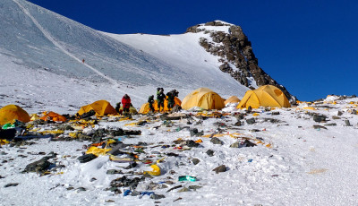 Mostant&oacute;l zacsiba kell kak&aacute;lniuk az Everest hegym&aacute;sz&oacute;inak, a produktumot pedig vissza kell vinni&uuml;k az alapt&aacute;borba