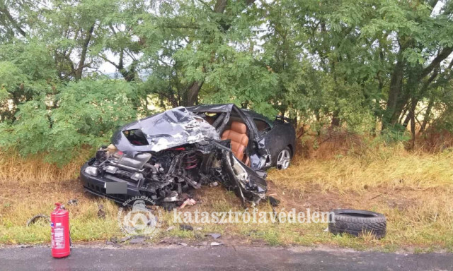 Kamion &eacute;s szem&eacute;lyg&eacute;pkocsi karambolozott Kisap&aacute;tin&aacute;l