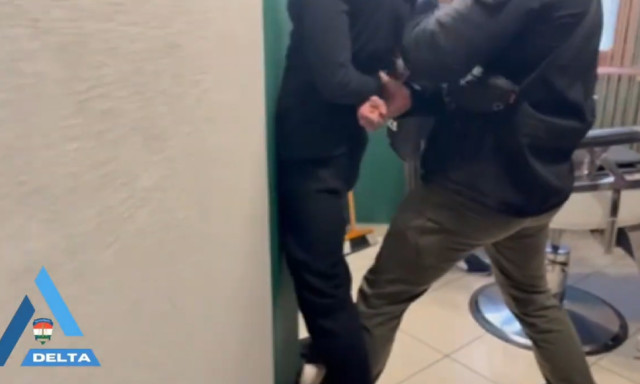 Bez&aacute;rattak egy p&aacute;pai fodr&aacute;sz&uuml;zletet - hajv&aacute;g&aacute;s mell&eacute; marihu&aacute;n&aacute;t, krist&aacute;lyt is lehetett kapni - VIDE&Oacute;