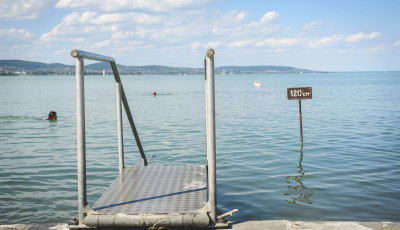 M&aacute;r a 30 fokot s&uacute;rolja a Balaton Tihanyn&aacute;l