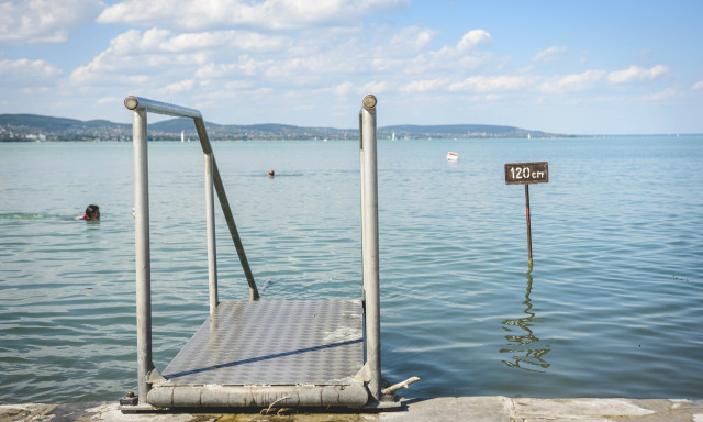 M&aacute;r a 30 fokot s&uacute;rolja a Balaton Tihanyn&aacute;l