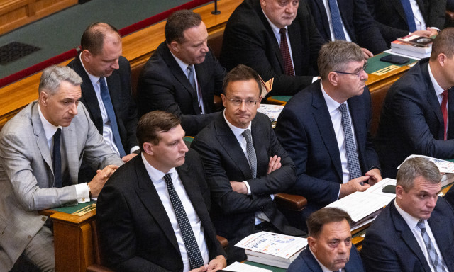 Legal&aacute;bb h&eacute;t miniszter v&aacute;llalt &uacute;j p&eacute;nz&uuml;gyi k&ouml;telezetts&eacute;geket a v&aacute;laszt&aacute;s ut&aacute;n, k&ouml;zt&uuml;k Szijj&aacute;rt&oacute;, Navracsics &eacute;s Rog&aacute;n is