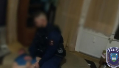 Alv&aacute;st sz&iacute;nlelve bujk&aacute;lt egy k&ouml;r&ouml;z&ouml;tt f&eacute;rfi a rendőr&ouml;k elől - Persze nem j&ouml;tt be