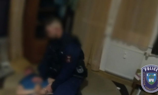 Alv&aacute;st sz&iacute;nlelve bujk&aacute;lt egy k&ouml;r&ouml;z&ouml;tt f&eacute;rfi a rendőr&ouml;k elől - Persze nem j&ouml;tt be