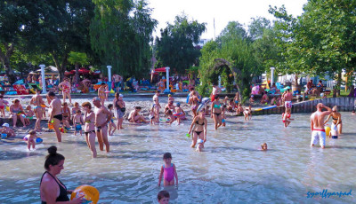 Fejleszt&eacute;sek j&ouml;nnek a Balaton egyik legn&eacute;pszerűbb strandj&aacute;n: a milli&oacute;s beruh&aacute;z&aacute;s a csal&aacute;dosok kedvenc&eacute;v&eacute; teszi Als&oacute;&ouml;rs&ouml;t