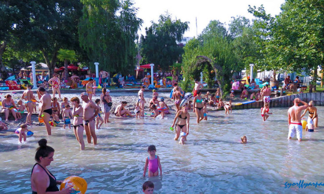 Fejleszt&eacute;sek j&ouml;nnek a Balaton egyik legn&eacute;pszerűbb strandj&aacute;n: a milli&oacute;s beruh&aacute;z&aacute;s a csal&aacute;dosok kedvenc&eacute;v&eacute; teszi Als&oacute;&ouml;rs&ouml;t