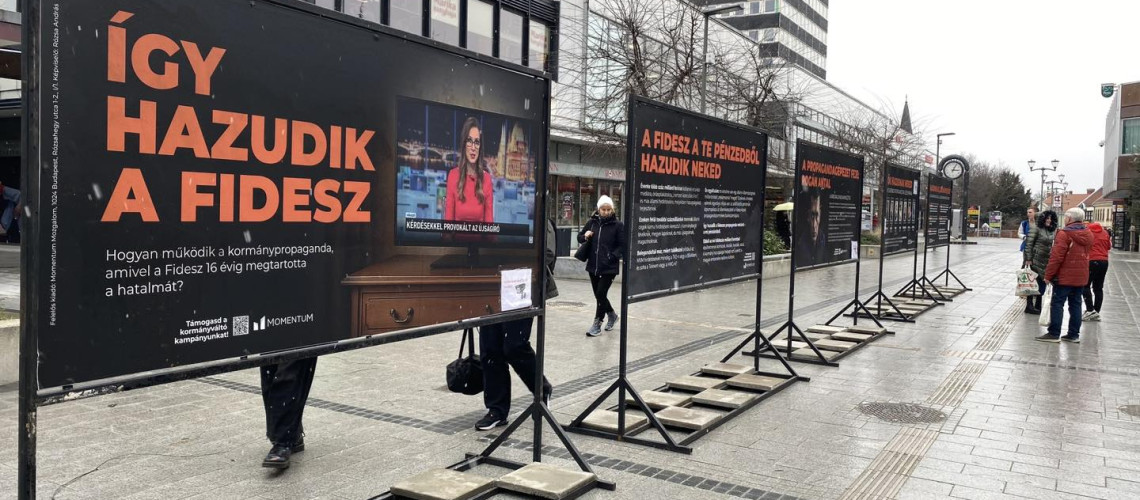 Veszpr&eacute;mbe &eacute;rkezett a Momentum plak&aacute;t-ki&aacute;ll&iacute;t&aacute;sa