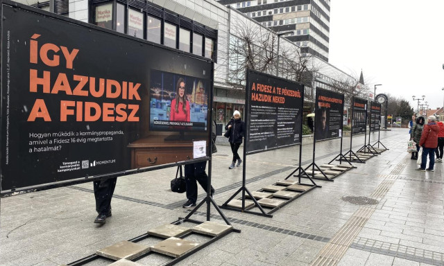 Veszpr&eacute;mbe &eacute;rkezett a Momentum plak&aacute;t-ki&aacute;ll&iacute;t&aacute;sa