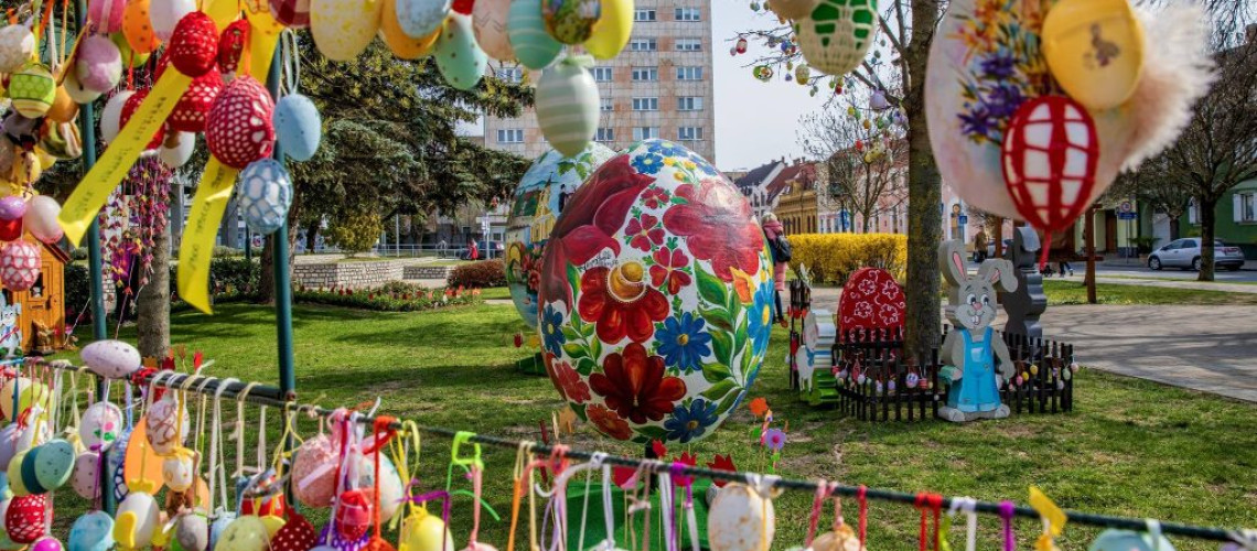 Mes&eacute;be illő h&uacute;sv&eacute;ti l&aacute;tv&aacute;ny: t&ouml;bb ezer toj&aacute;s bor&iacute;tja be Tapolca főter&eacute;t