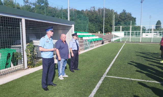 &Iacute;gy kell ezt csin&aacute;lni: rendőr-roma labdar&uacute;g&oacute; torn&aacute;t tartottak Ajk&aacute;n