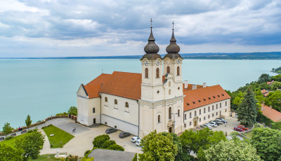 &Aacute;prilis v&eacute;g&eacute;n j&ouml;n az Echo Piknik Tihanyban