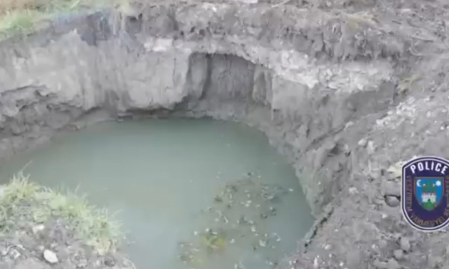 Kuty&aacute;j&aacute;t megmentette, majd maga cs&uacute;szott bele a vizes akn&aacute;ba - Rendőr&ouml;k mentett&eacute;k ki a 15 &eacute;ves zirci l&aacute;nyt