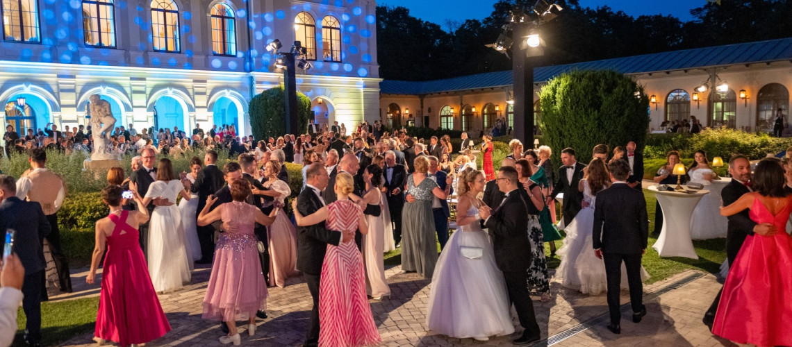 Kihirdett&eacute;k a 201. balatonf&uuml;redi Anna-b&aacute;l programj&aacute;t: a Magna Cum Laude &eacute;s a 100 Tag&uacute; Cig&aacute;nyzenekar is &eacute;rkezik